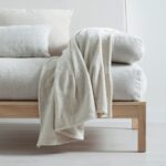 10 ideas para dar estilo a tu cama con una manta pequeña extra